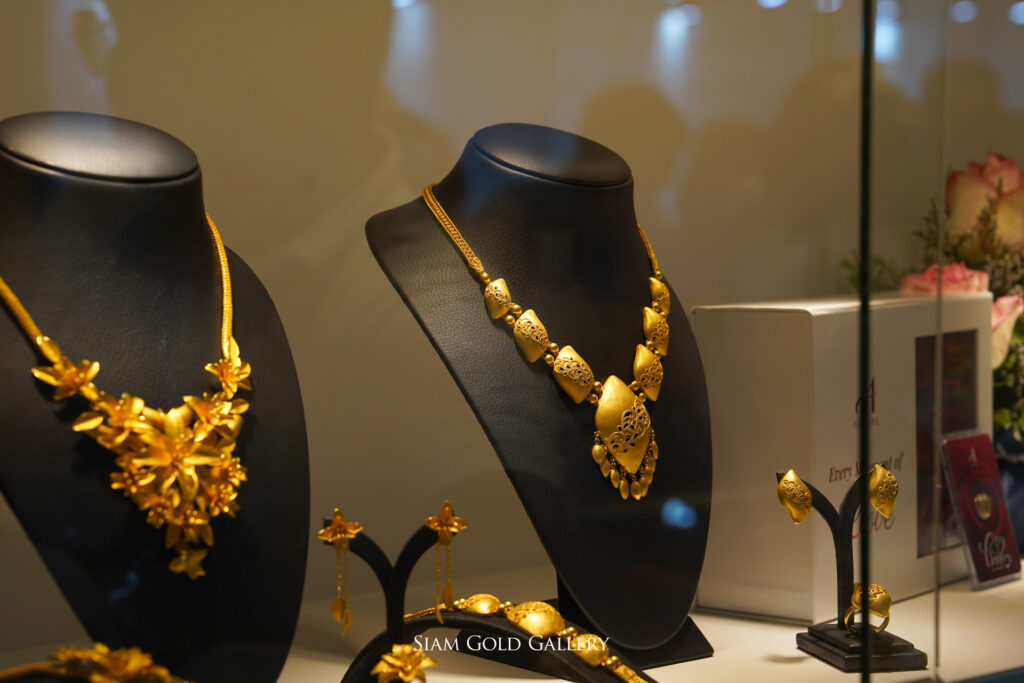 บูธแสดงสินค้า คอลเลกชัน "กรรณิการ์" และ"ธาราทิพย์"