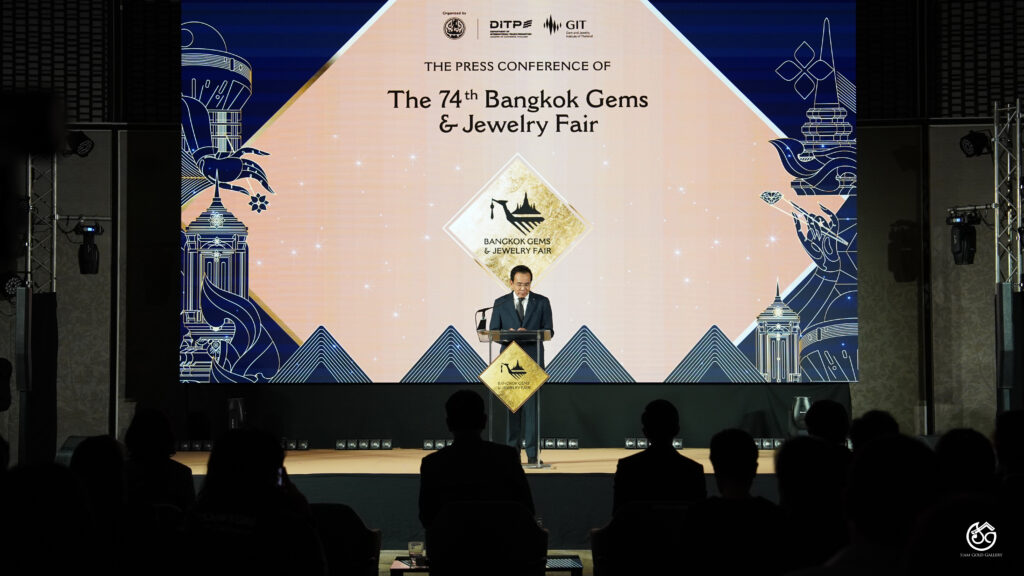 คุณ สุเมธ ประสงค์พงษ์ชัย ผู้อำนวยการสถาบันวิจัยและพัฒนาอัญมณีและเครื่องประดับแห่งชาติ (GIT) 